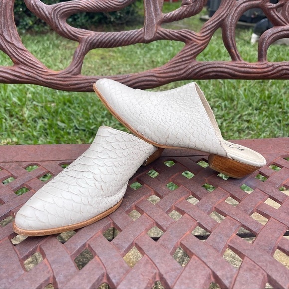 💋MATISSE Clover Taupe Leather Croc Skin Slip On Stacked Wood Heel Mules - Picture 13 of 16